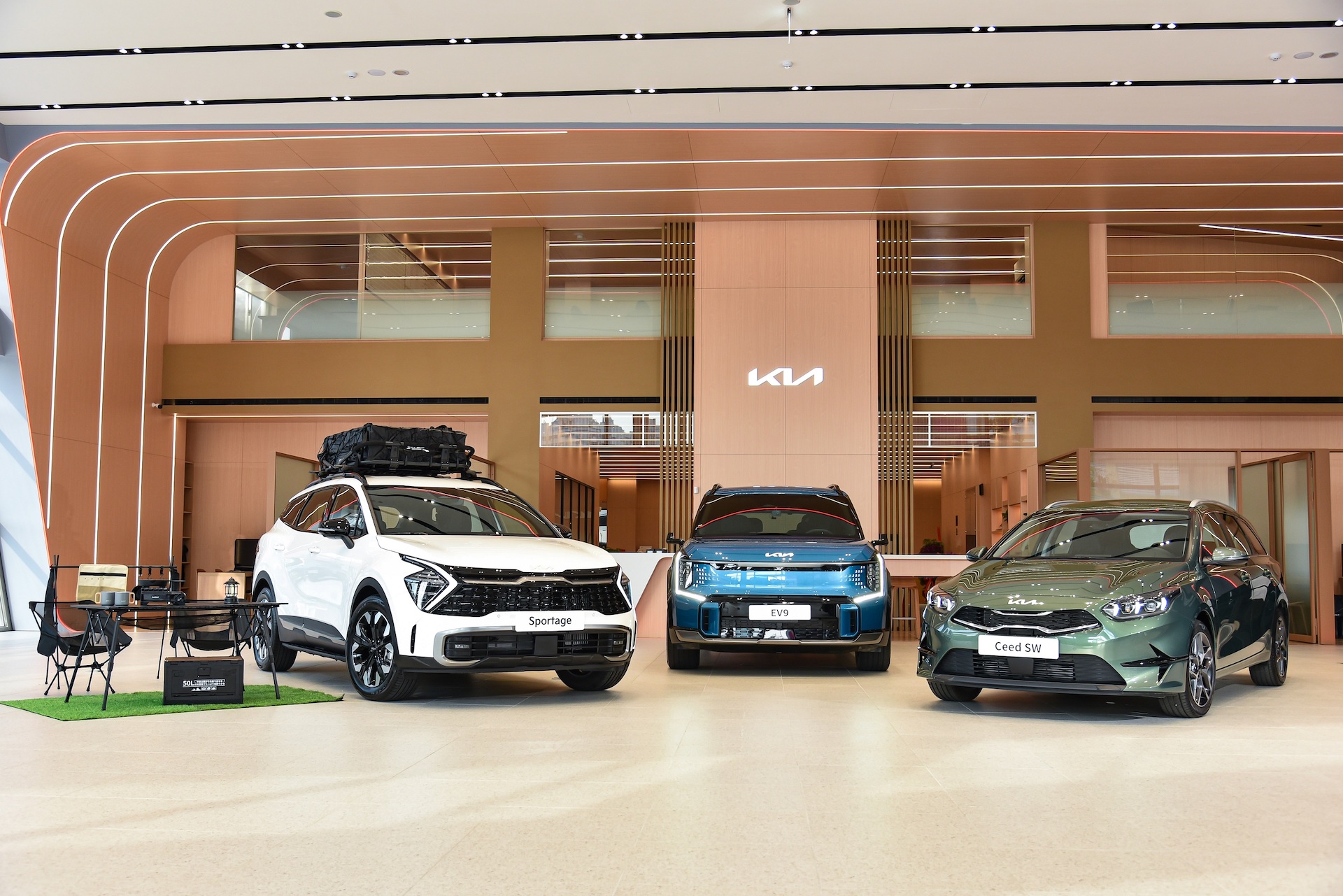 3. Kia南台中3S展示中心占地總面積近600坪，內部設計則遵循Kia Store的原廠CI規範精心打造。